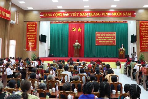 Quyền Chủ tịch nước CHXHCN Việt Nam Võ Thị Ánh Xuân thăm và tặng quà tại huyện Kon Rẫy